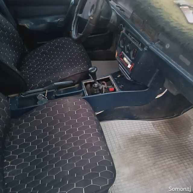Mercedes-Benz W201 1985 · 2.0 MT