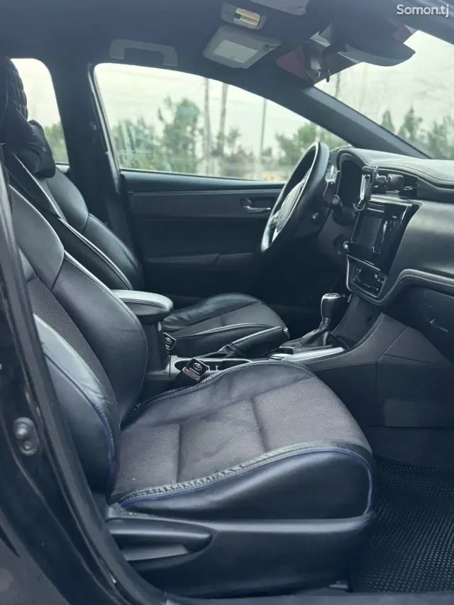 Toyota Camry 2017 · 1.8 AT