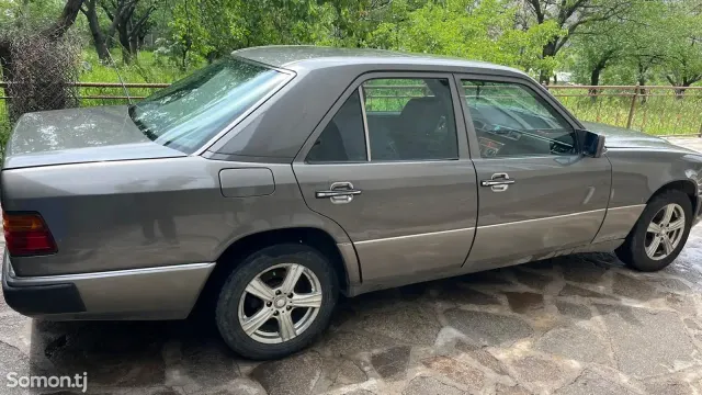 Mercedes-Benz W124 1990 · 2.0 MT