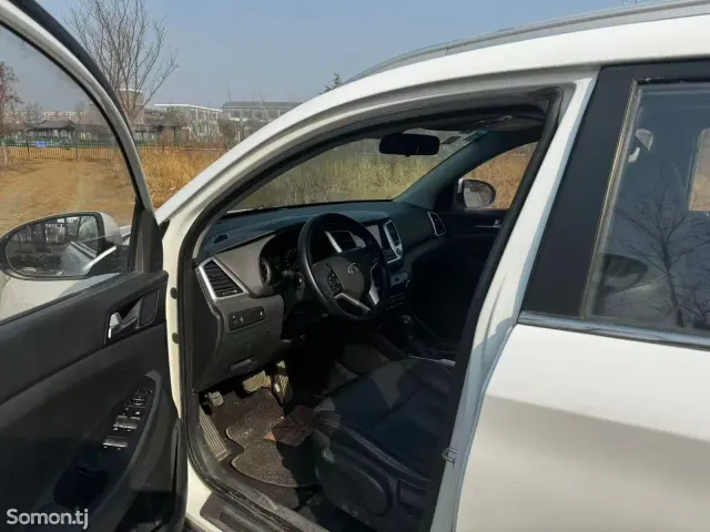Hyundai Tucson 2015 · AT