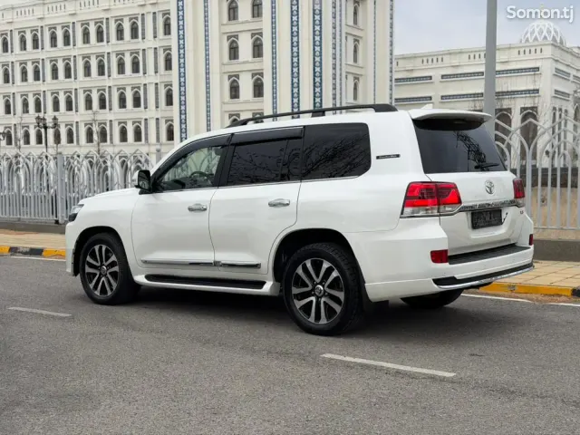 Toyota Land Cruiser 2017 · 4.5 AT