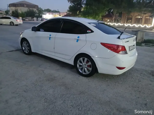 Hyundai Accent 2013 · 1.6 AT