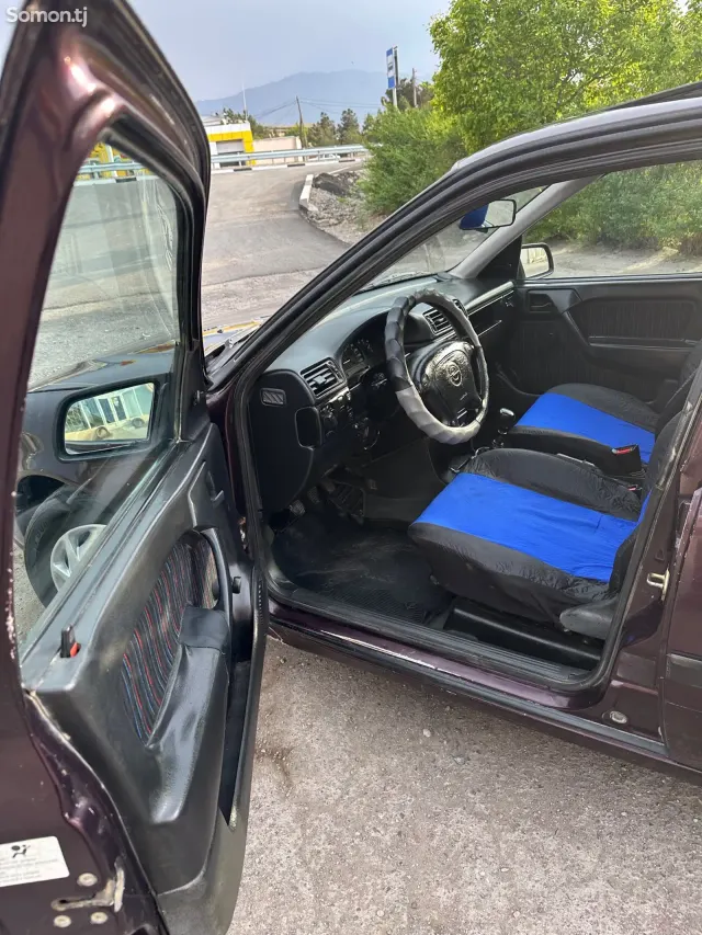 Opel Vectra A 1993 · 1.6 MT