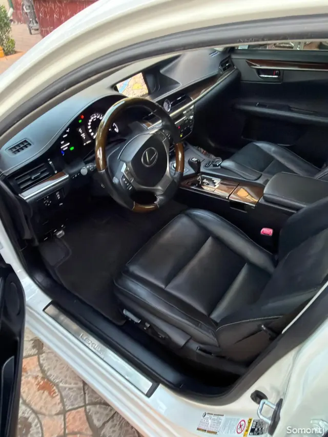 Lexus ES series 2015 · 2.5 AT