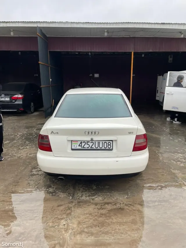Audi A4 1995 · 1.6 MT