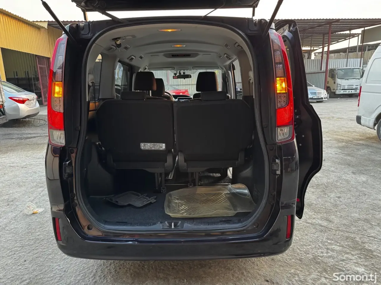 Toyota Noah 2014 · 2.0 AT