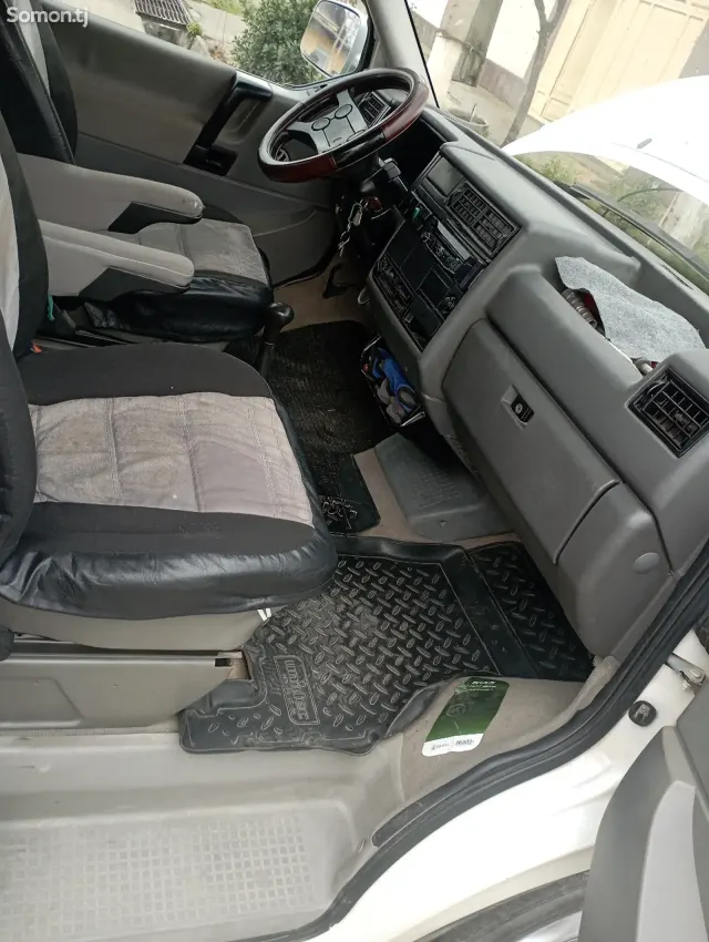 Volkswagen EuroVan 1993 · 2.4 MT