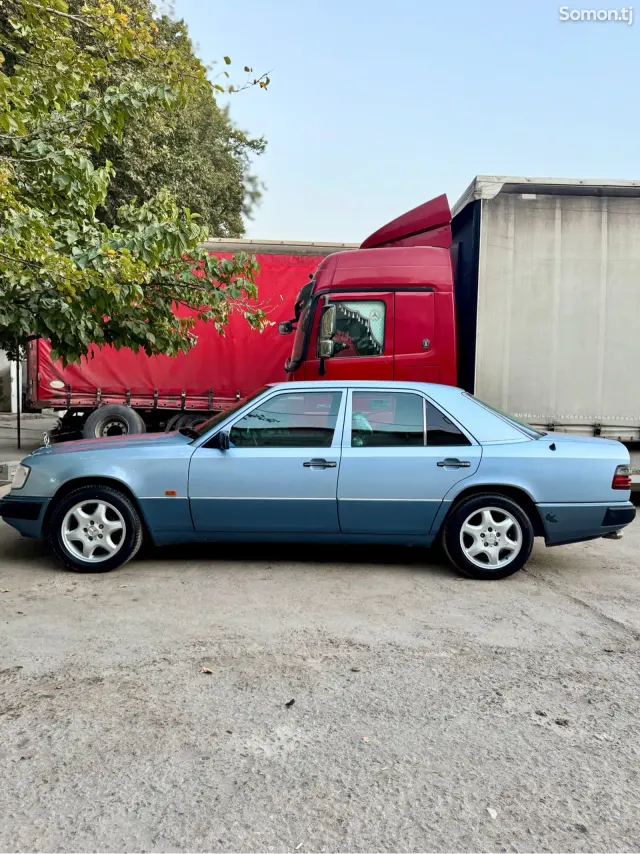 Mercedes-Benz W124 1994 · 3.2 AT