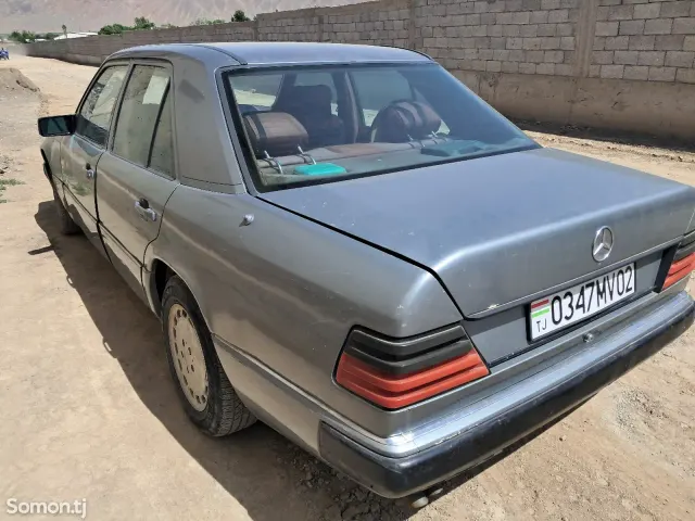Mercedes-Benz W124 1991 · 2.2 MT