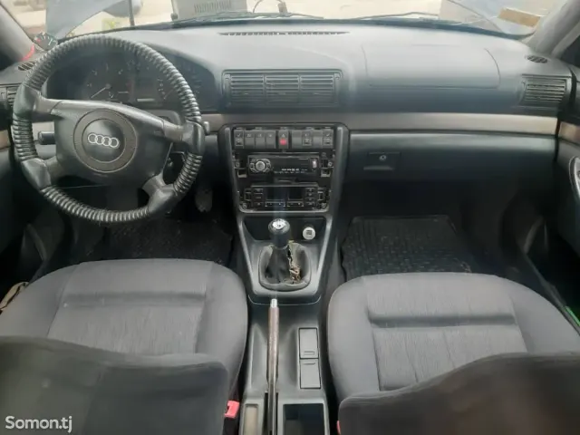 Audi A4 1998 · 1.6 MT
