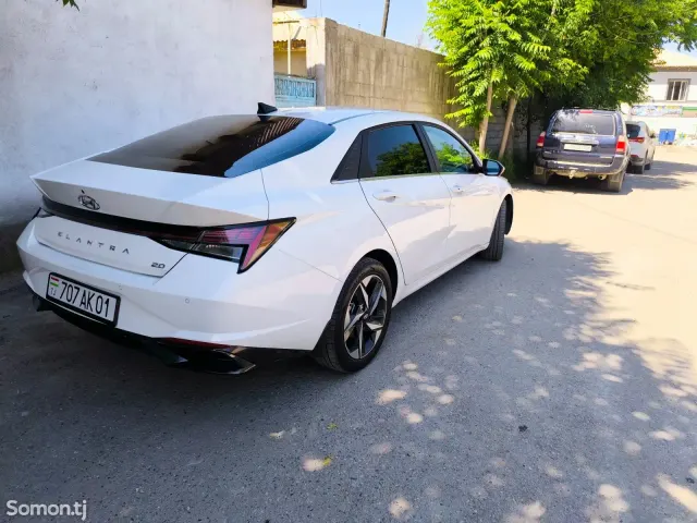 Hyundai Elantra 2022 · 2.0 AT