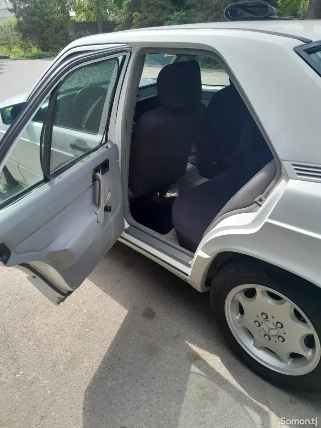Mercedes-Benz W201 1990 · 1.8 MT