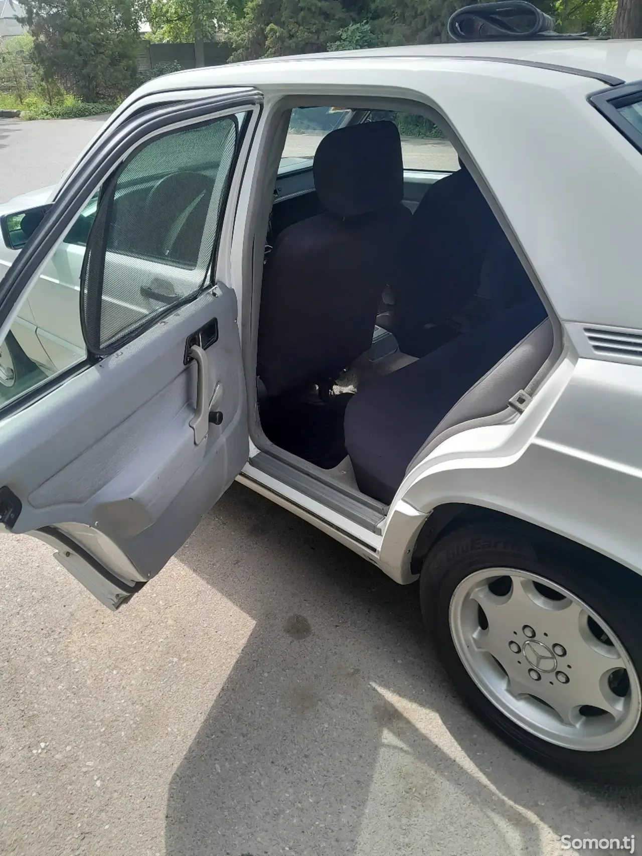 Mercedes-Benz W201 1990 · 1.8 MT