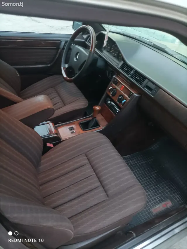 Mercedes-Benz W124 1990 · 2.0 MT