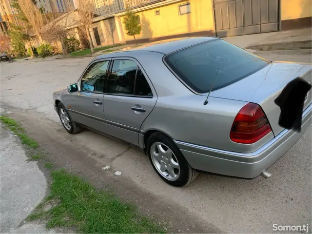 Mercedes-Benz C class 1995 · 2.2 MT