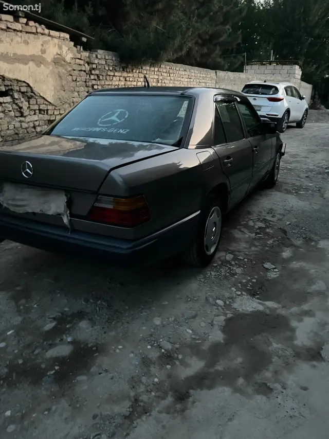 Mercedes-Benz W124 1988 · 2.5 MT