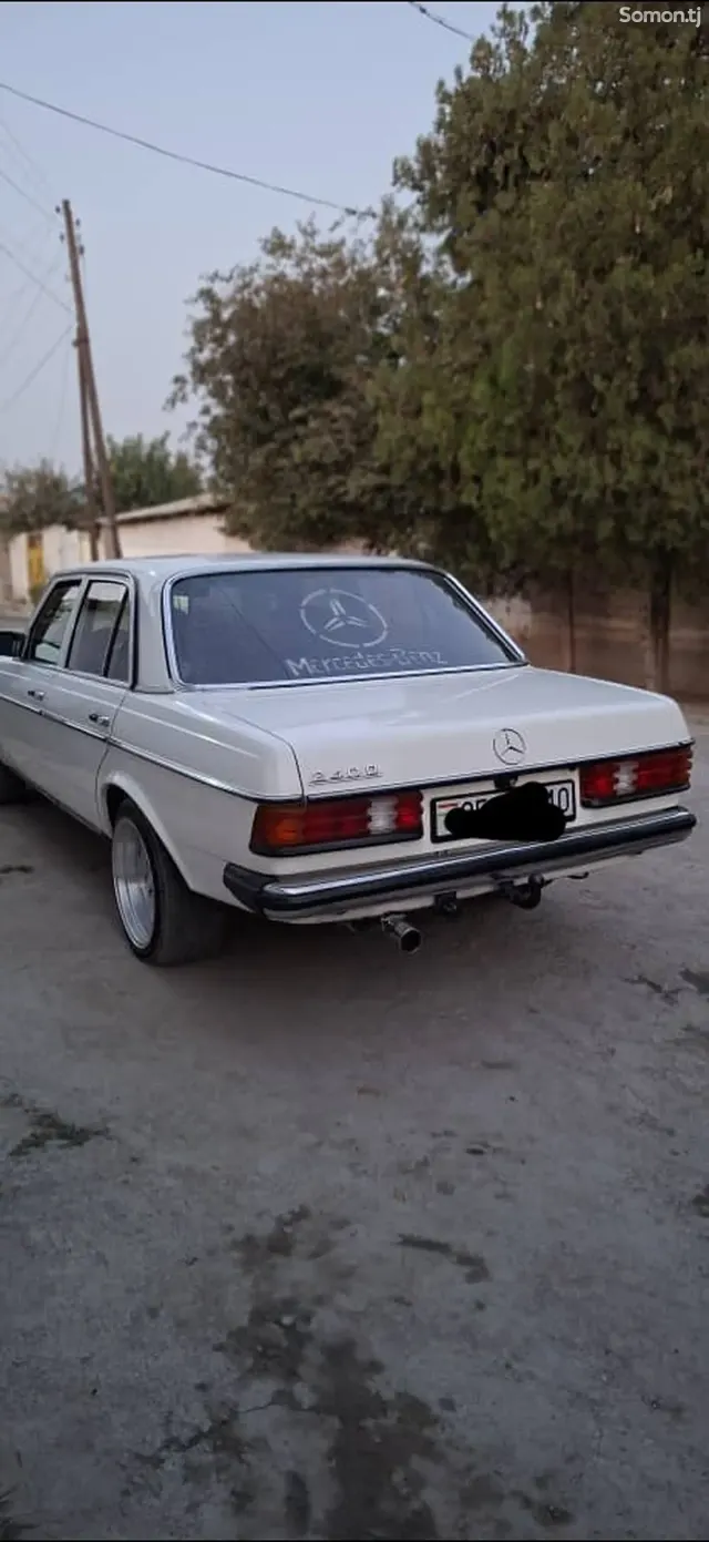 Mercedes-Benz W124 1983 · 2.4 MT