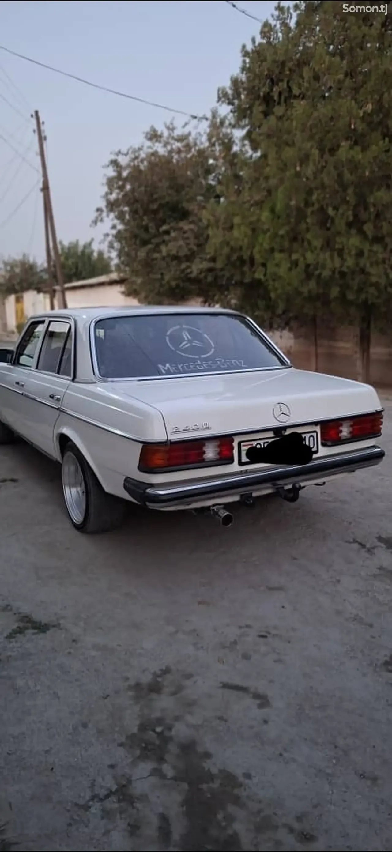 Mercedes-Benz W124 1983 · 2.4 MT