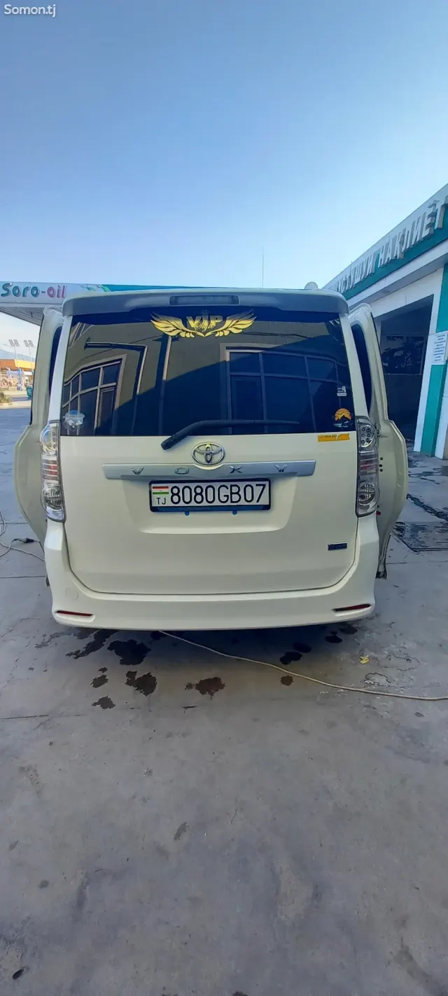 Toyota Voxy 2010 · 2.0 AT