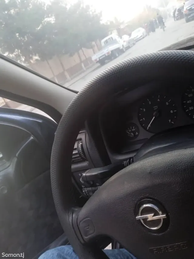 Opel Astra G 1998 · 1.6 MT