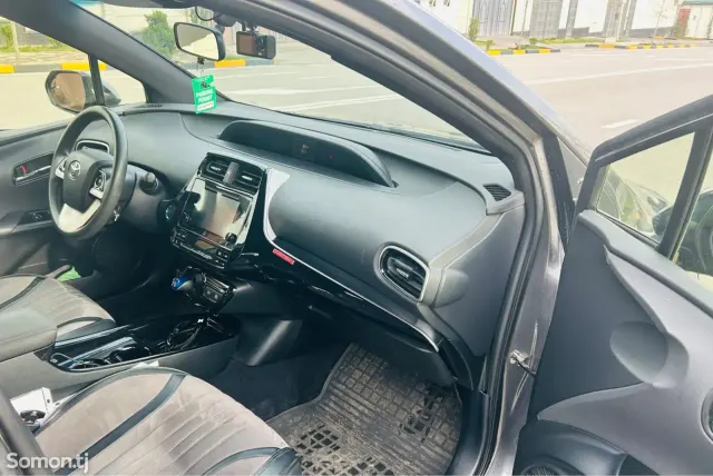 Toyota Prius 2016 · 1.8 AT