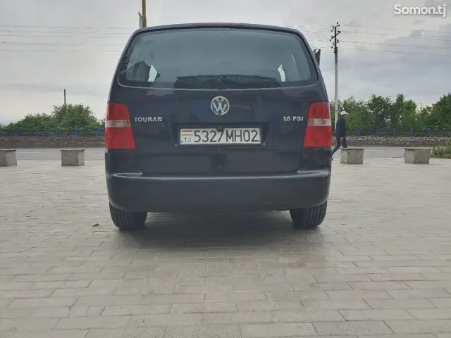 Volkswagen Touran 2005 · 1.6 MT