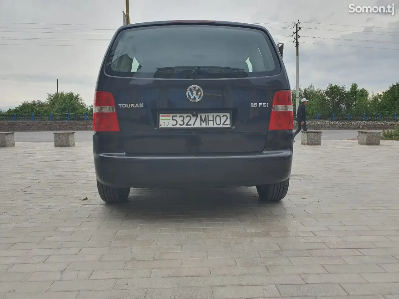 Volkswagen Touran 2005 · 1.6 MT