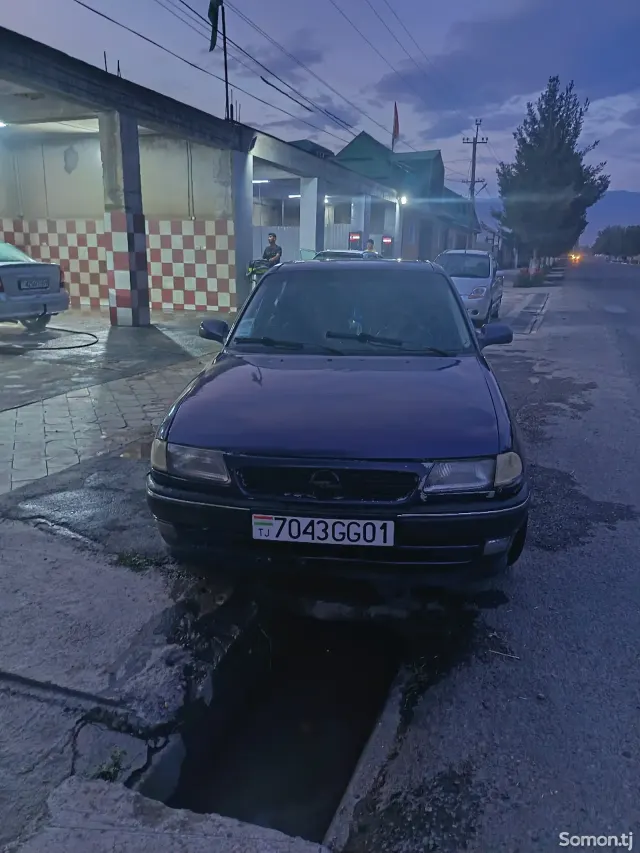 Opel Astra F 1995 · 1.6 MT
