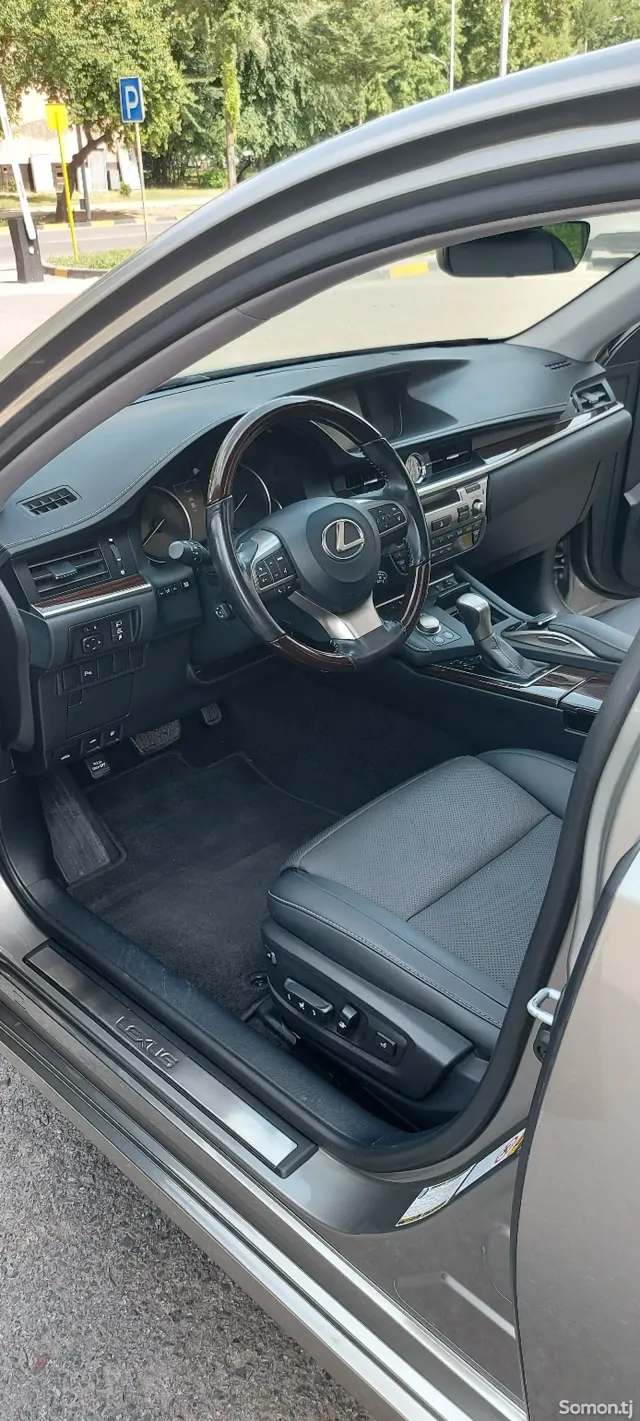 Lexus ES series 2016 · 2.5 AT