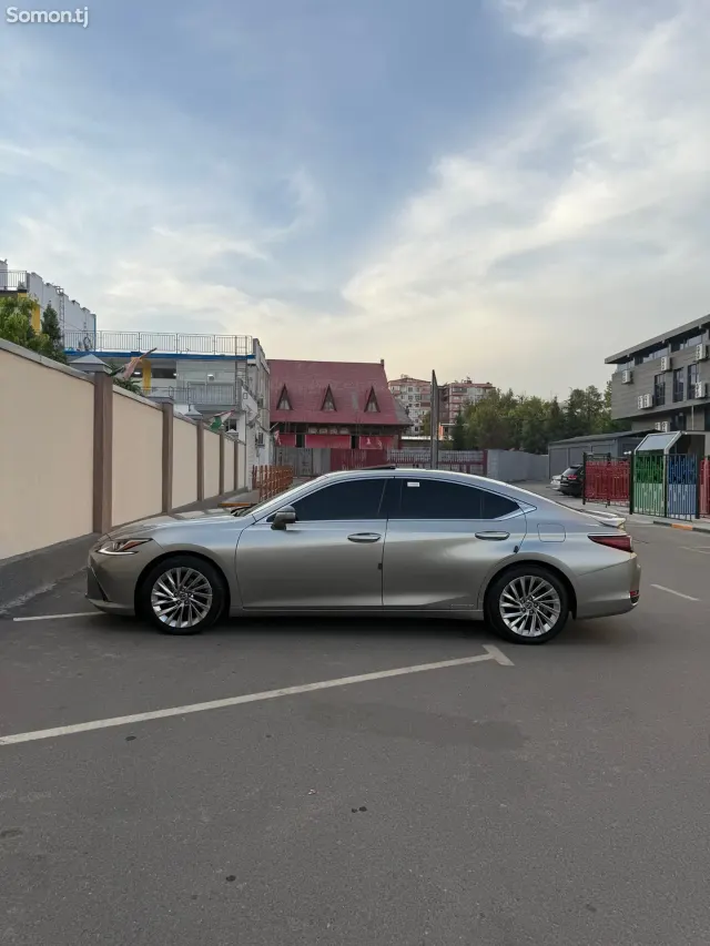 Lexus ES series 2021 · 2.5 AT
