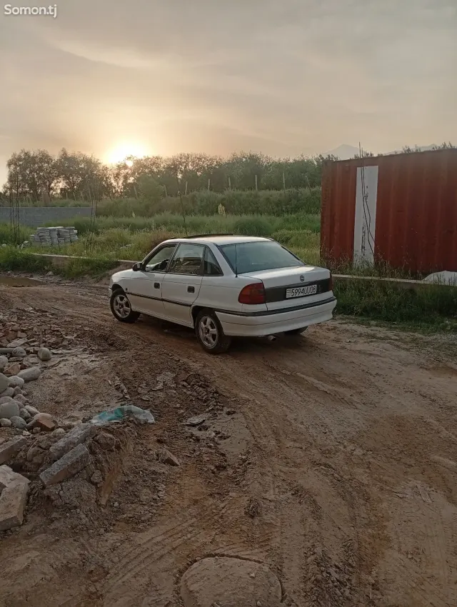 Opel Astra F 1995 · 1.6 MT