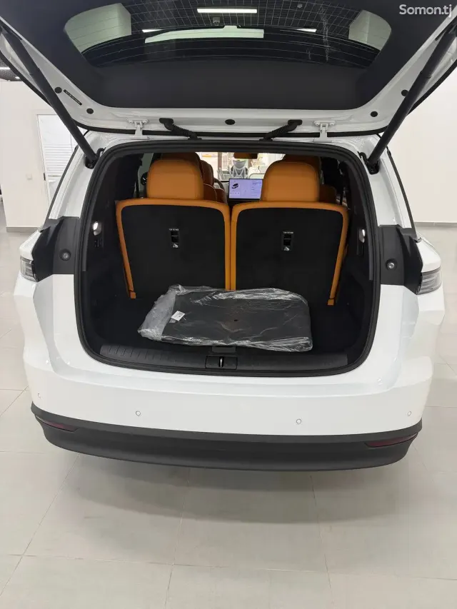 Li Auto (Lixiang) i8 2025 · AT