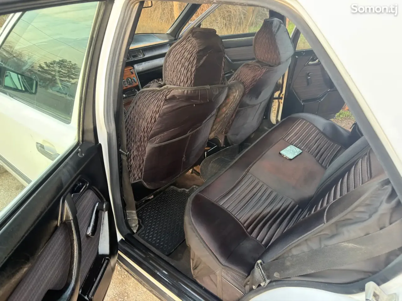 Mercedes-Benz W124 1988 · 2.0 MT