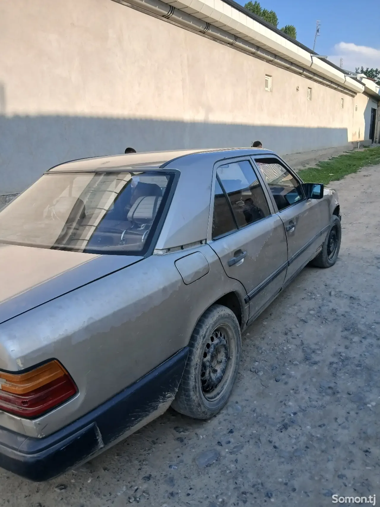 Mercedes-Benz W124 1988 · 2.5 MT