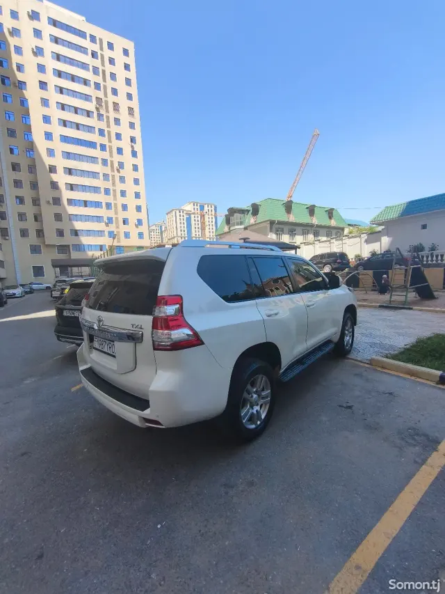 Toyota Land Cruiser Prado 2011 · 2.7 AT
