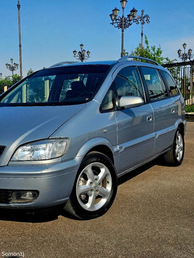 Opel Zafira 2002 · 1.8 MT