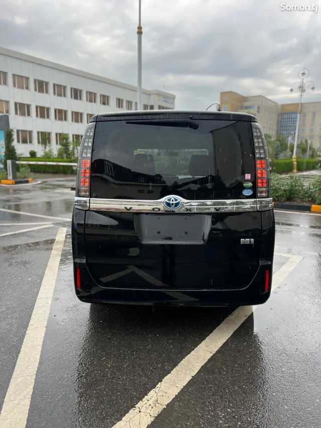 Toyota Voxy 2015 · 2.0 CVT