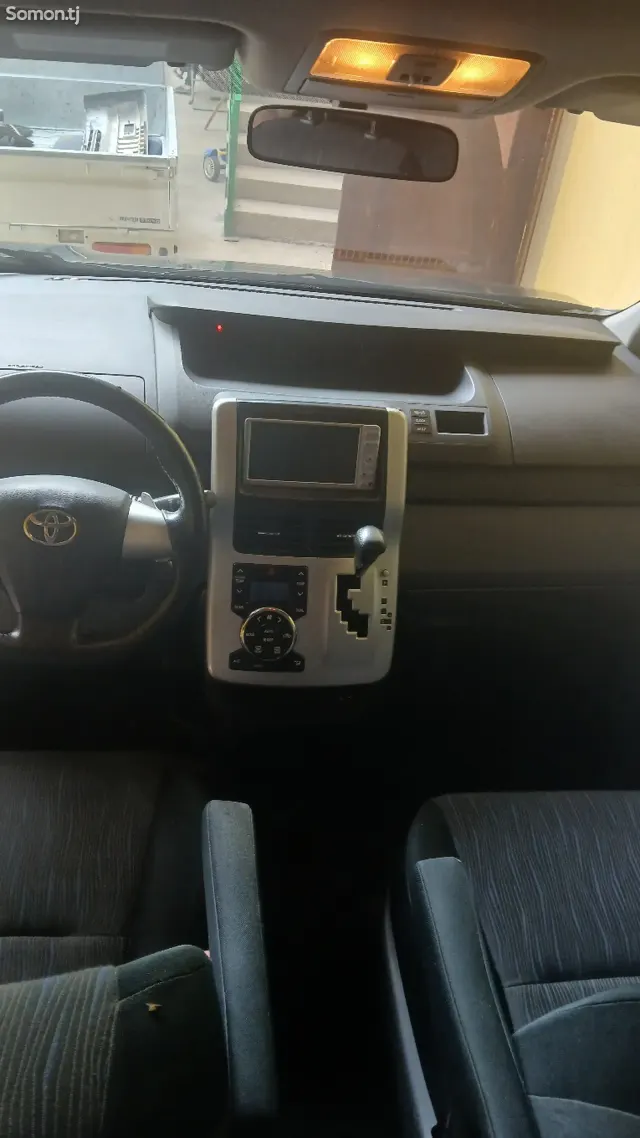 Toyota Voxy 2010 · 2.0 AT