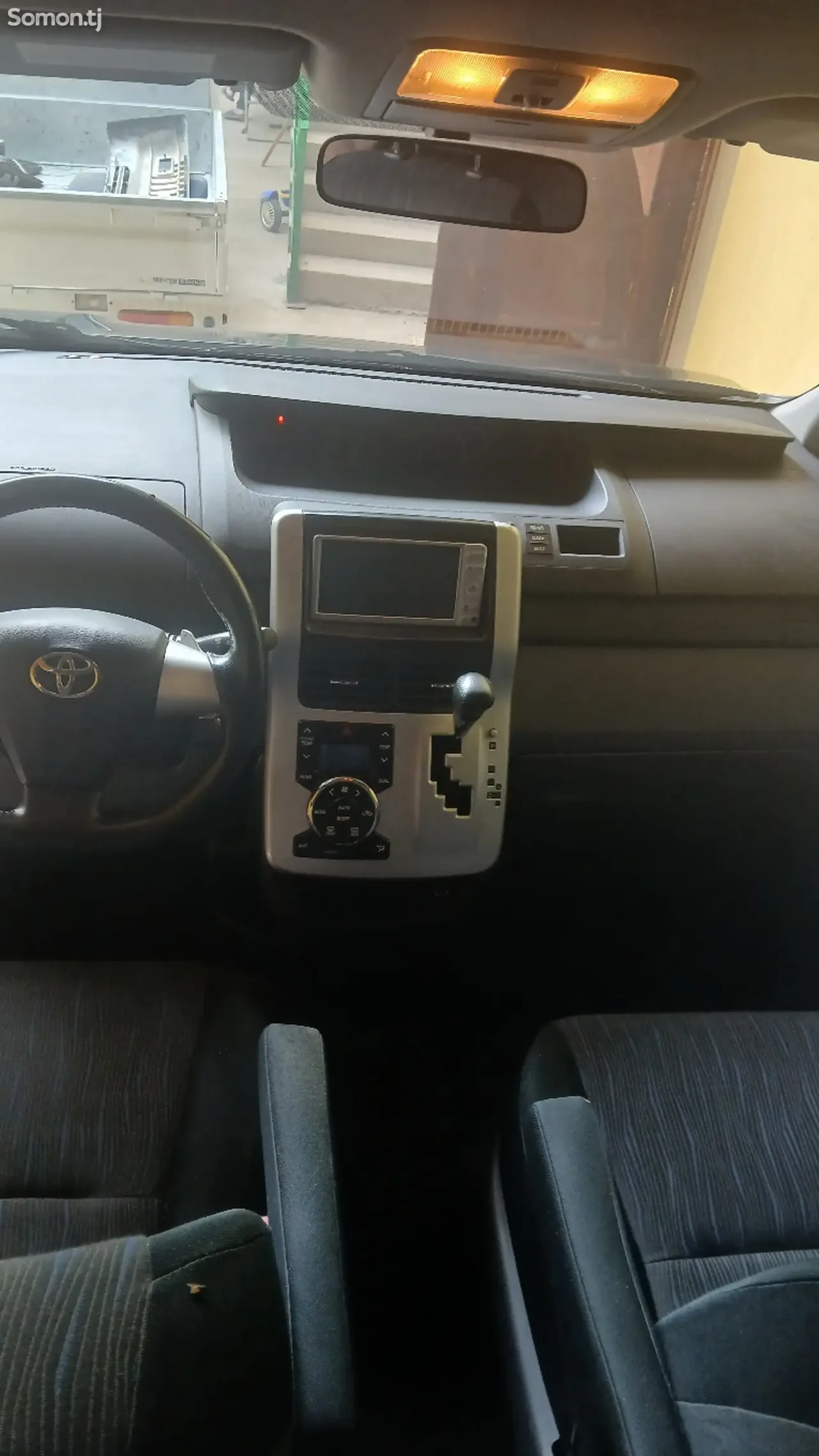 Toyota Voxy 2010 · 2.0 AT