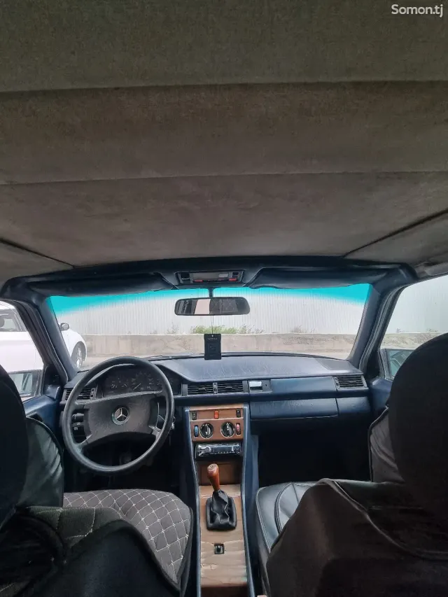 Mercedes-Benz W124 1987 · 2.5 MT