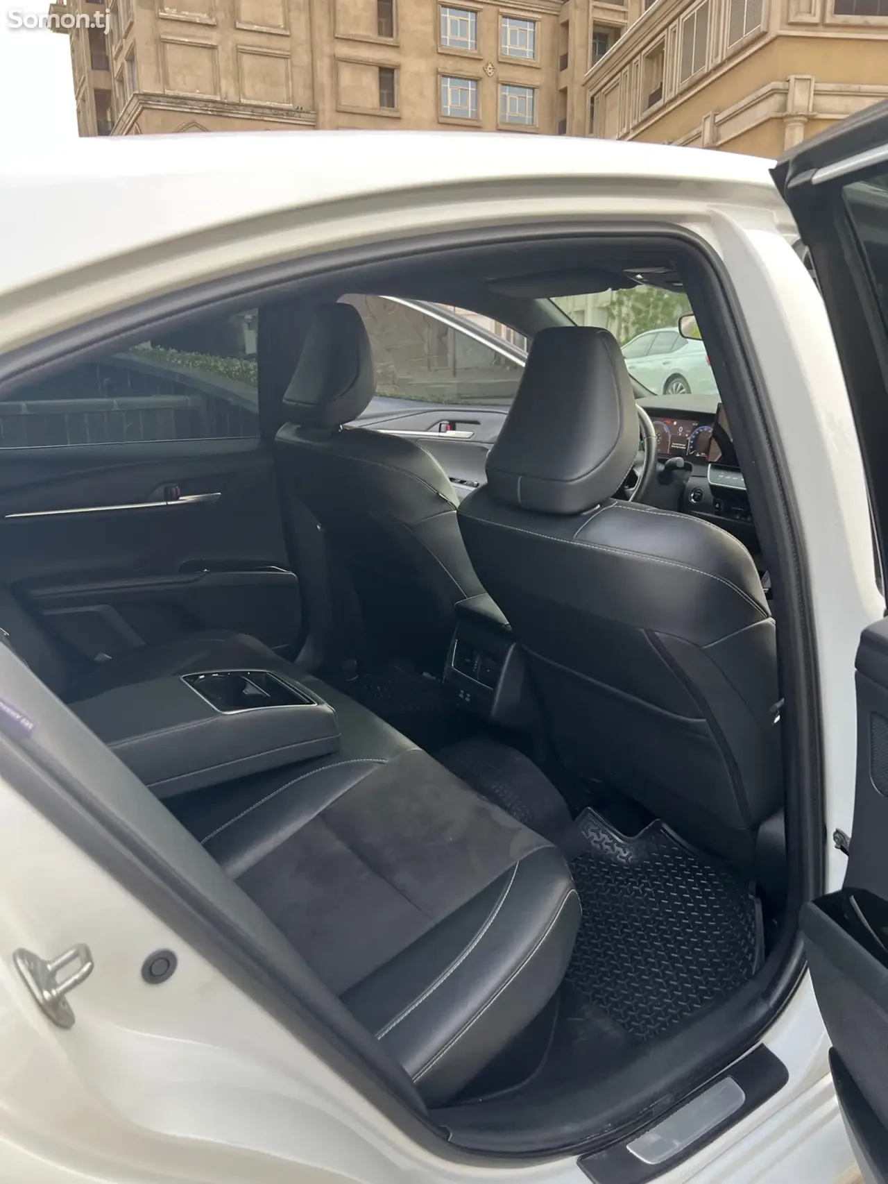 Toyota Camry 2025 · 2.0 AT