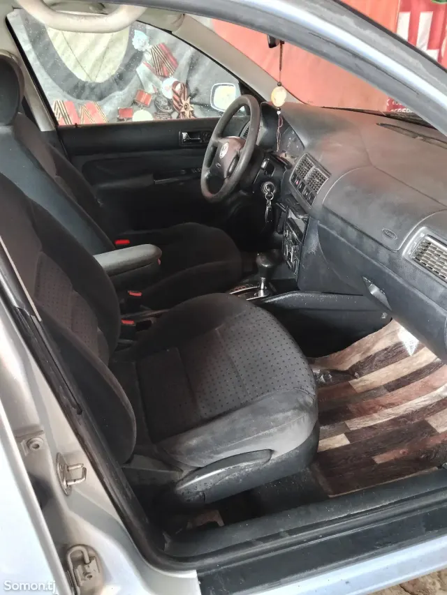 Volkswagen Golf 1998 · 1.6 AT