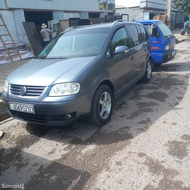 Volkswagen Touran 2006 · 1.6 MT