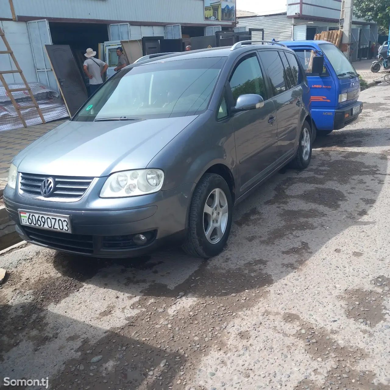 Volkswagen Touran 2006 · 1.6 MT