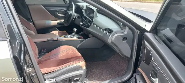Lexus ES series 2024 · 3.0 AT