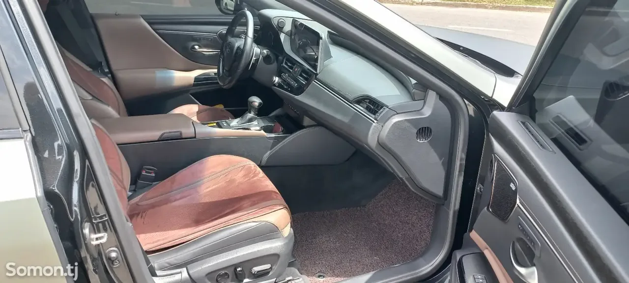 Lexus ES series 2024 · 3.0 AT
