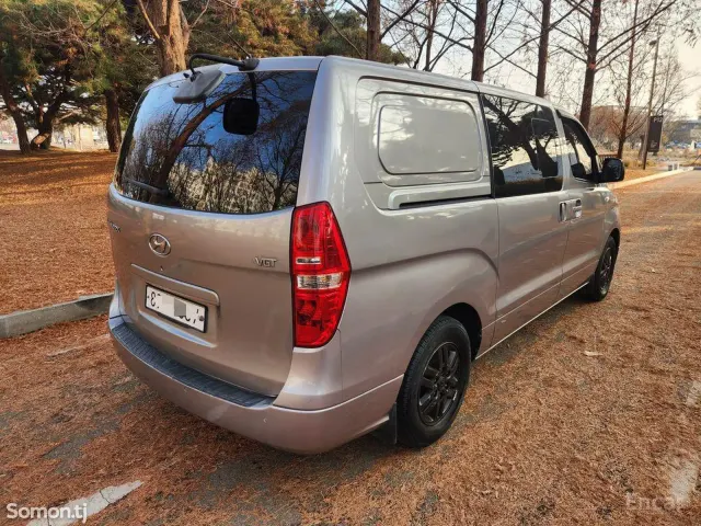 Hyundai Staria 2015 · 2.5 AT