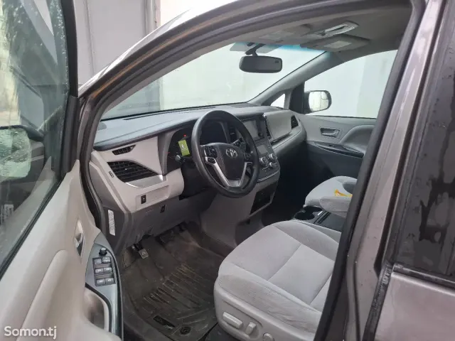 Toyota Sienna 2017 · 3.5 AT