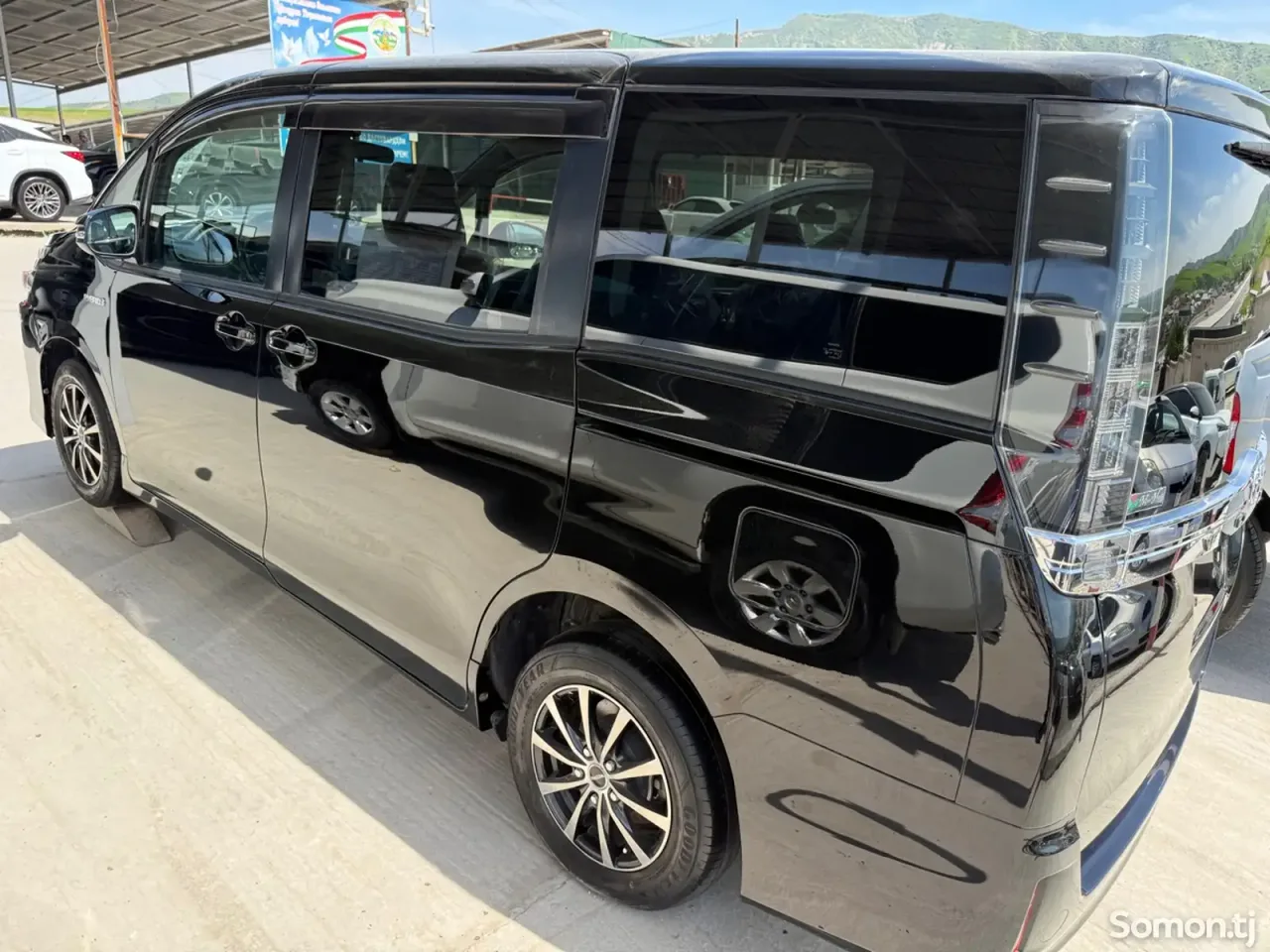 Toyota Voxy 2014 · 1.8 AT