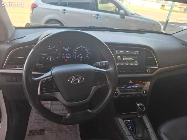 Hyundai Avante 2015 · 1.6 AT